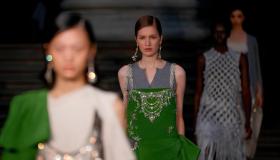 Il ritorno degli anni Venti nell’estate 2025: tutti i look ispirati alle flapper girl