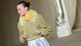 Moda autunno 2025: 5 must-have anti-nostalgia per iniziare la stagione