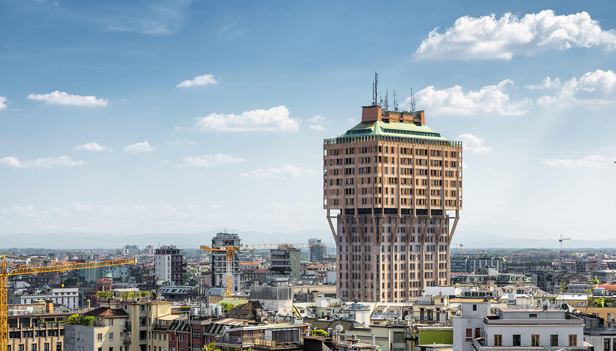 Torre Velasca a Milano, simbolo dell’architettura brutalista e gotica, vista panoramica sullo skyline cittadino