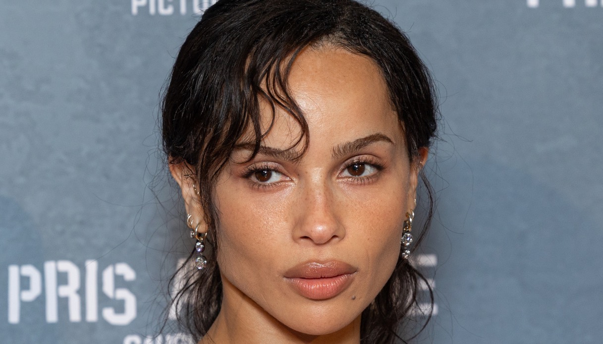 Zoë Kravitz, minimal e sensuale: slip dress di seta per la première