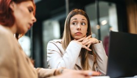 Quando la collega ce l’ha con te: ecco come uscirne vincente