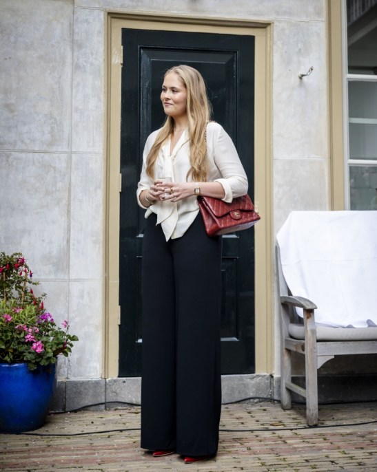 Amalia d'Olanda, look