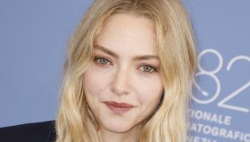 Amanda Seyfried al Festival di Venezia si veste come Julia Roberts: look a confronto