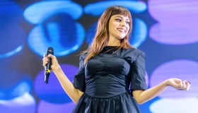 Annalisa, l’abito armatura scintillante con balaclava anticipa “Ma io sono fuoco”