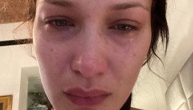 Bella Hadid, foto in lacrime dall’ospedale: il conforto della famiglia