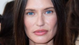 Bianca Balti alla Milano Fashion Week 2025 con il look della rinascita: il soft brush cut conquista tutti