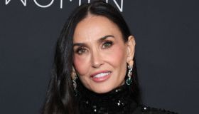 Demi Moore, l’abito nero con spacco vertiginoso detta stile al Caring for Women