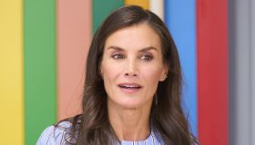 Letizia di Spagna, il look urban chic con camicia a righe per l’inizio della scuola