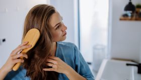 Caduta di capelli da stress. Consigli e rimedi per averli naturalmente forti e sani