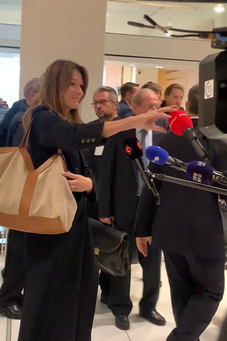 Nicolas Sarkozy condannato: Carla Bruni in tribunale