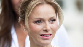 Charlene di Monaco eterea con l’abito in sangallo, la Principessina la copia