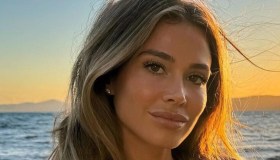 Diletta Leotta segue i trend di stagione, i jeans vintage più decorati che mai