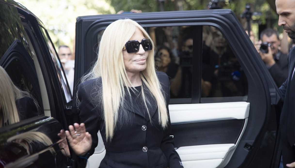 Giorgio Armani, aperta la camera ardente: l'ultimo saluto e la commozione dei Vip