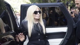 Giorgio Armani, aperta la camera ardente: l’ultimo saluto e la commozione dei Vip