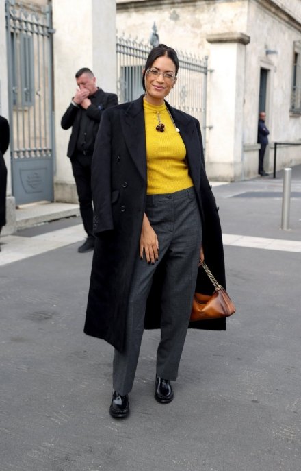 Elodie, il look sartoriale con tocco di colore alla Milano Fashion Week 2025