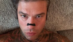 Fedez più innamorato che mai, gli auguri a Giulia Honegger e la frecciata alla Ferragni