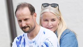 Come Harry e Meghan, scandalo in Norvegia: Mette-Marit e Haakon attaccati dalla sorella e lo sciamano