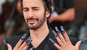 Perché non riusciamo a smettere di pensare alla manicure di Marc Jacobs a Venezia e non vediamo l’ora di replicarla