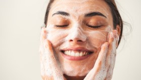Pelle a tendenza acneica? Il detergente in formato scorta è la soluzione delicata ma dalla massima efficacia