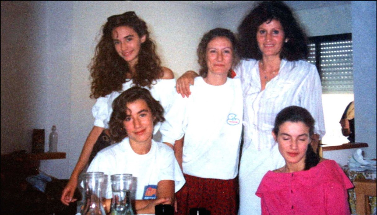 Letizia con le sorelle Telma e Erika, la madre Paloma e un'amica di famiglia negli anni Novanta
