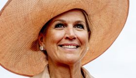 Maxima d’Olanda splendente in coordinato champagne, il dettaglio che non convince