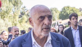 Emilio Fede, al funerale la commozione di Paolo Brosio e l’abbraccio a Sveva Fede