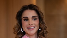 Rania di Giordania, il completo total white conquista il Messico tra eleganza e potere