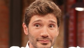 Affari tuoi, Ilaria intenerisce De Martino ma qualcosa non torna nella puntata