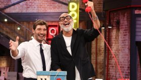 Affari Tuoi punge Gerry Scotti, parte sigla de La Ruota della Fortuna: De Martino non si trattiene