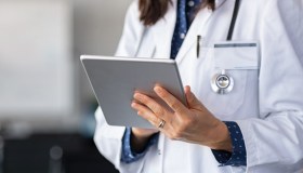 Dottoressa muore di “super lavoro”: le cause e le polemiche