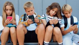 Scuole medie: come fare se tuo figlio vuole uno smartphone