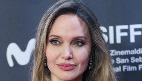 Angelina Jolie incredibilmente ringiovanita sul red carpet del Festival di San Sebastian