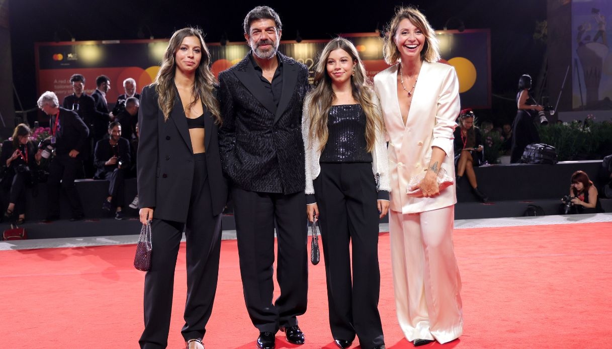 Pierfrancesco Favino e Anna Ferzetti sul red carpet con le figlie