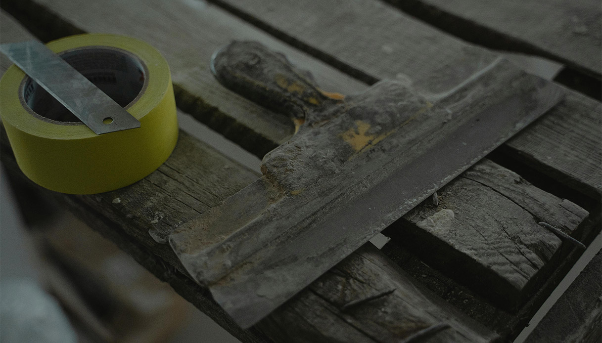 Attrezzi da restauro su banco di legno invecchiato