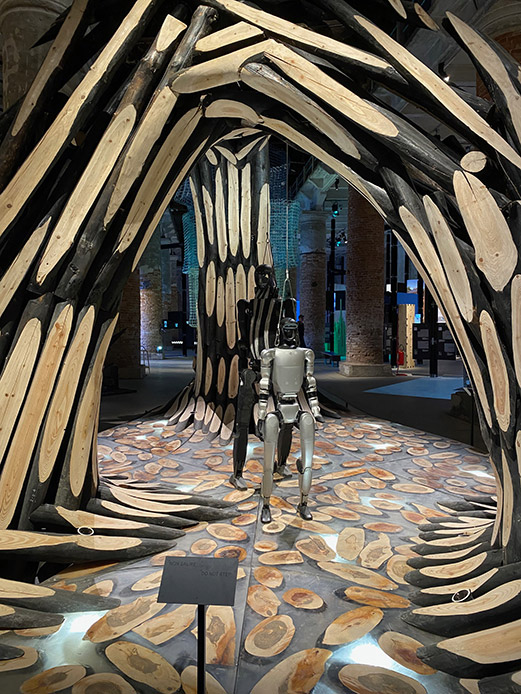 installazione in legno e robot alla Biennale Architettura 2025