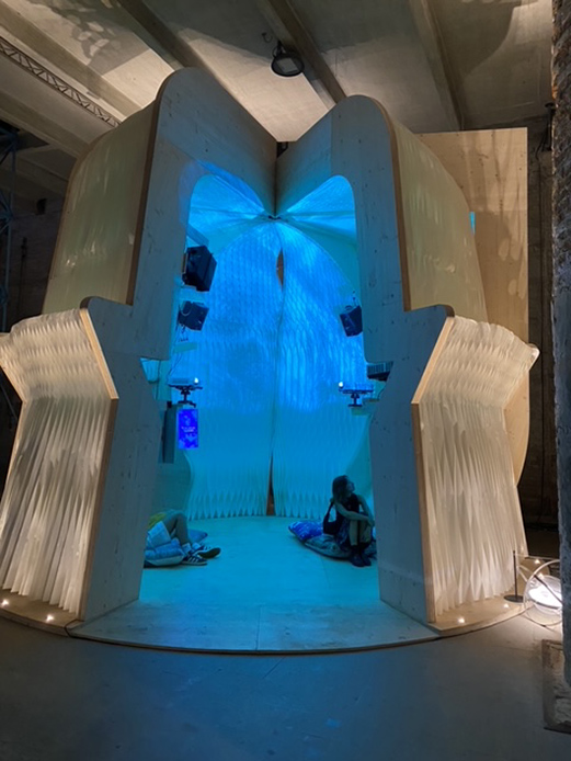 installazione luminosa blu alla Biennale Architettura 2025