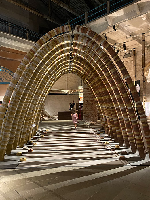 Struttura architettonica Elephant Chapel di Boonserm Premthada realizzata con biomateriali sostenibili alla Biennale di Venezia 2025