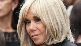 Brigitte Macron, in tribunale le prove fotografiche che è una donna