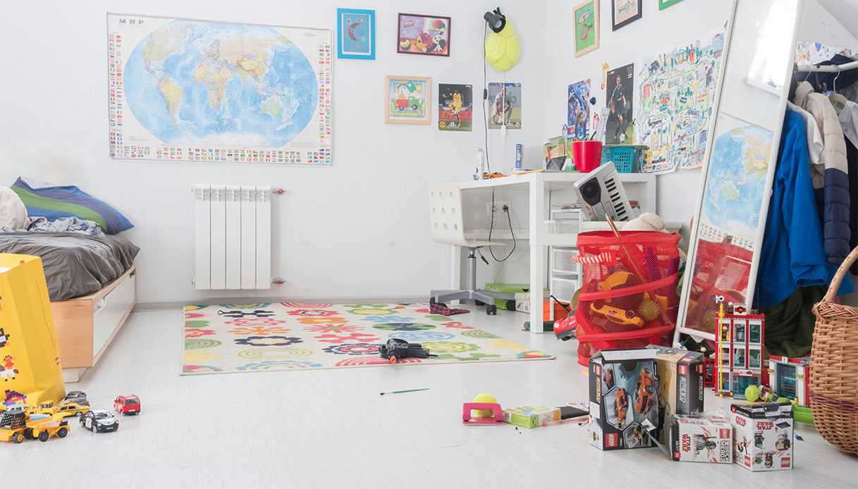 Cameretta per bambini con arredi colorati, scrivania e giochi