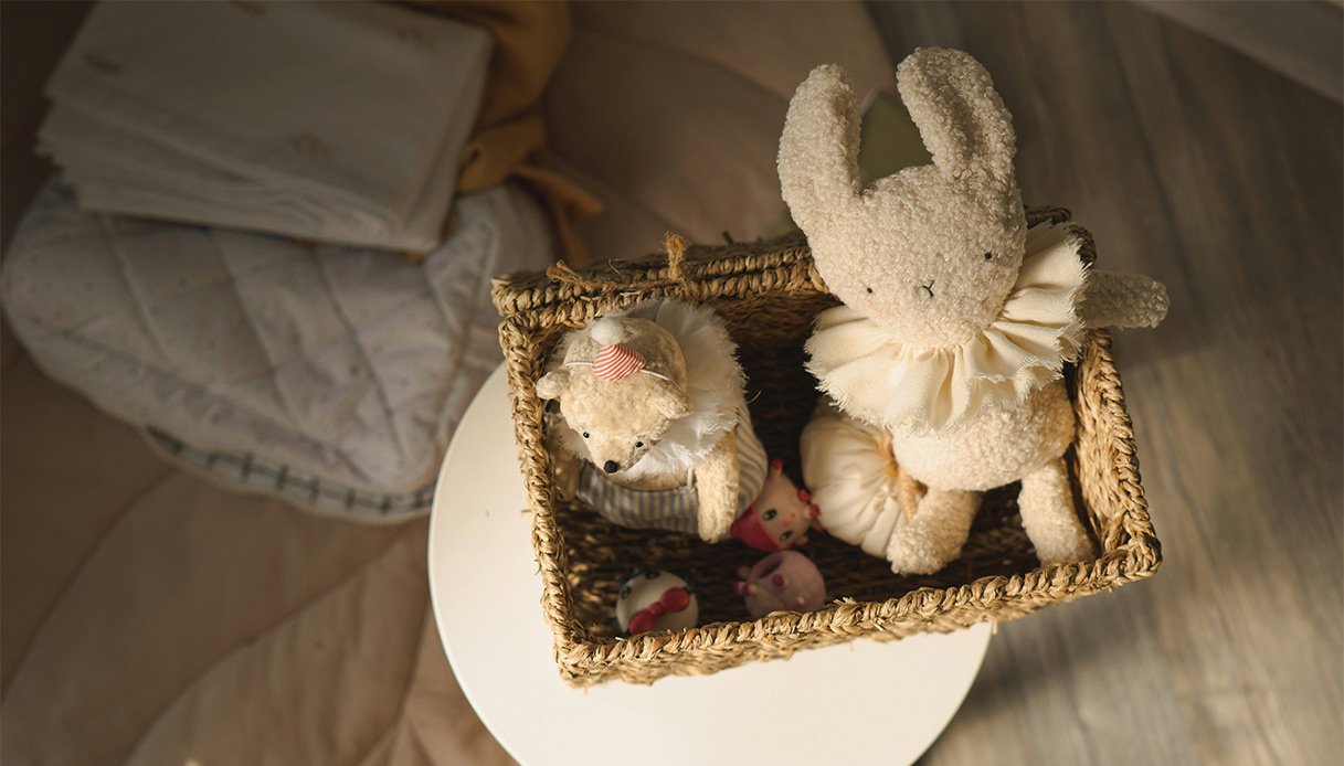 Cesto con peluche e giochi in una cameretta per bambini