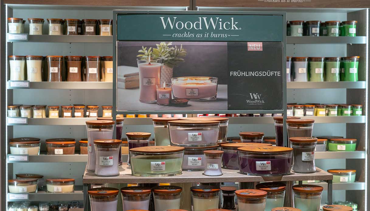 Scaffale di candele WoodWick profumate con stoppino in legno