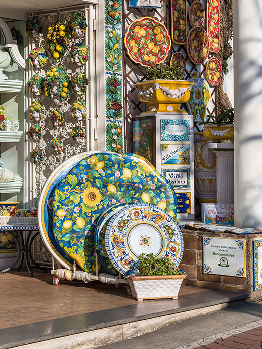 piatti e ceramiche decorate esposte in un negozio di Positano sulla Costiera Amalfitana