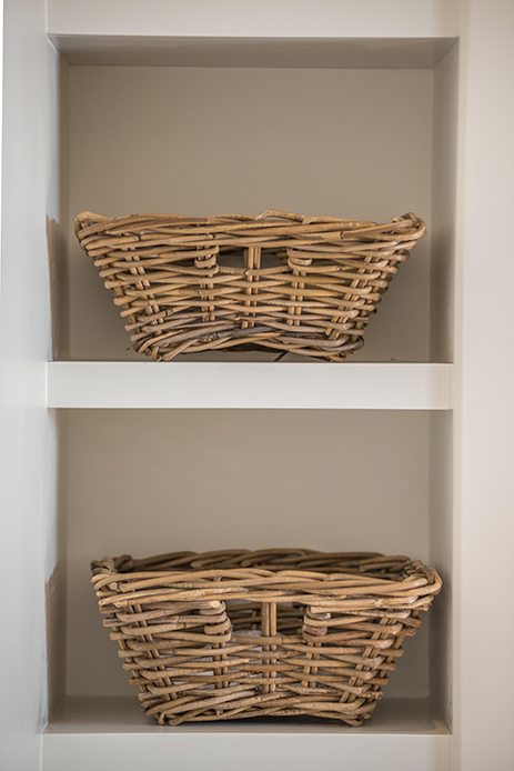 cesti in vimini rettangolari posizionati su scaffali bianchi per arredamento naturale