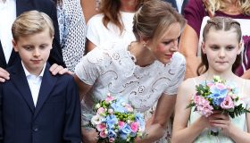 Charlene di Monaco, primo giorno di scuola per i gemelli: le foto mano nella mano