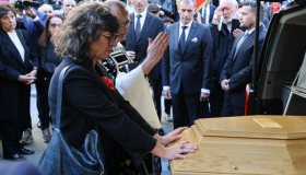 Funerali di Claudia Cardinale a Parigi, l’ultimo addio della figlia: “Ci lascia un esempio di donna”