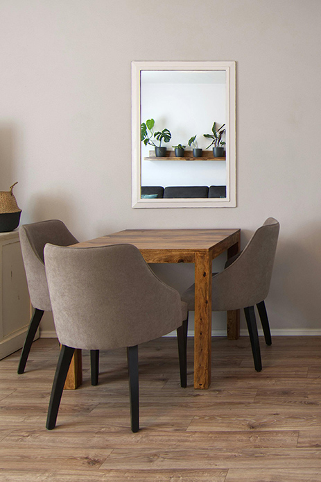 Sala da pranzo con tavolo in legno e sedie grigio neutro