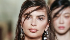 New York Fashion Week, Emily Ratajkowski si stufa della prima fila e si sale in passerella