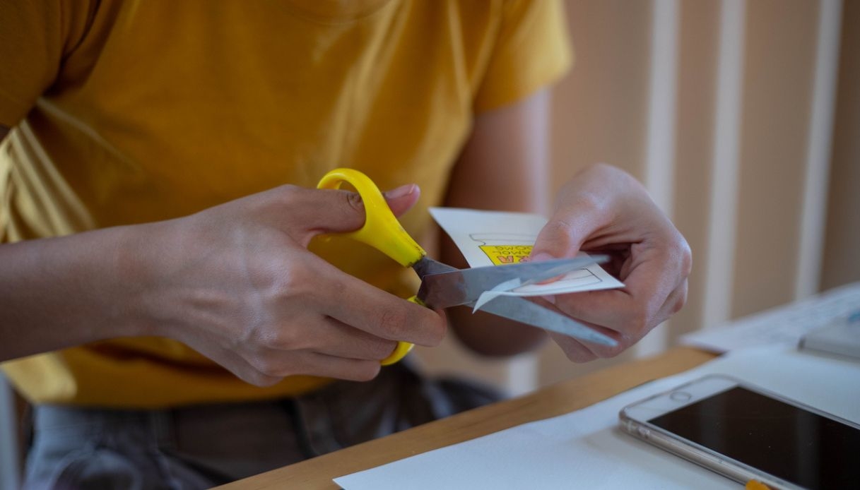 Forbici che non tagliano, dal dentifricio alla carta vetrata: come affilarle