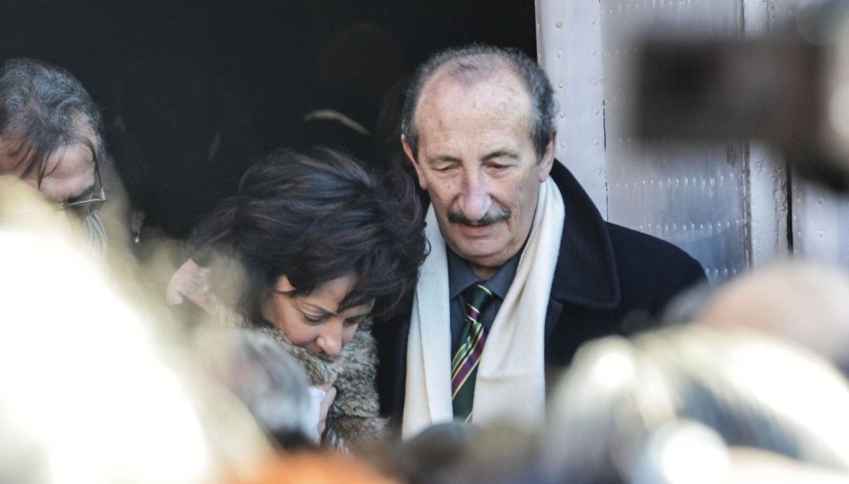 Franco Gatti e la moglie Stefania Picasso ai funerali del figlio Alessio