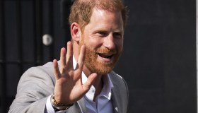 Re Carlo torna a Londra e Harry fa lo show tra la gente